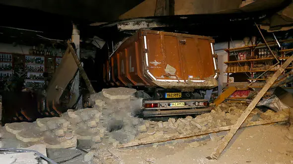 ببینید / برخورد تریلی به مغازه سوپر مارکت