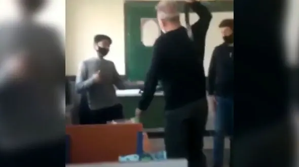 فیلم شلاق زدن 2 دانش آموز با کمربند توسط معلم در پلدشت ! 