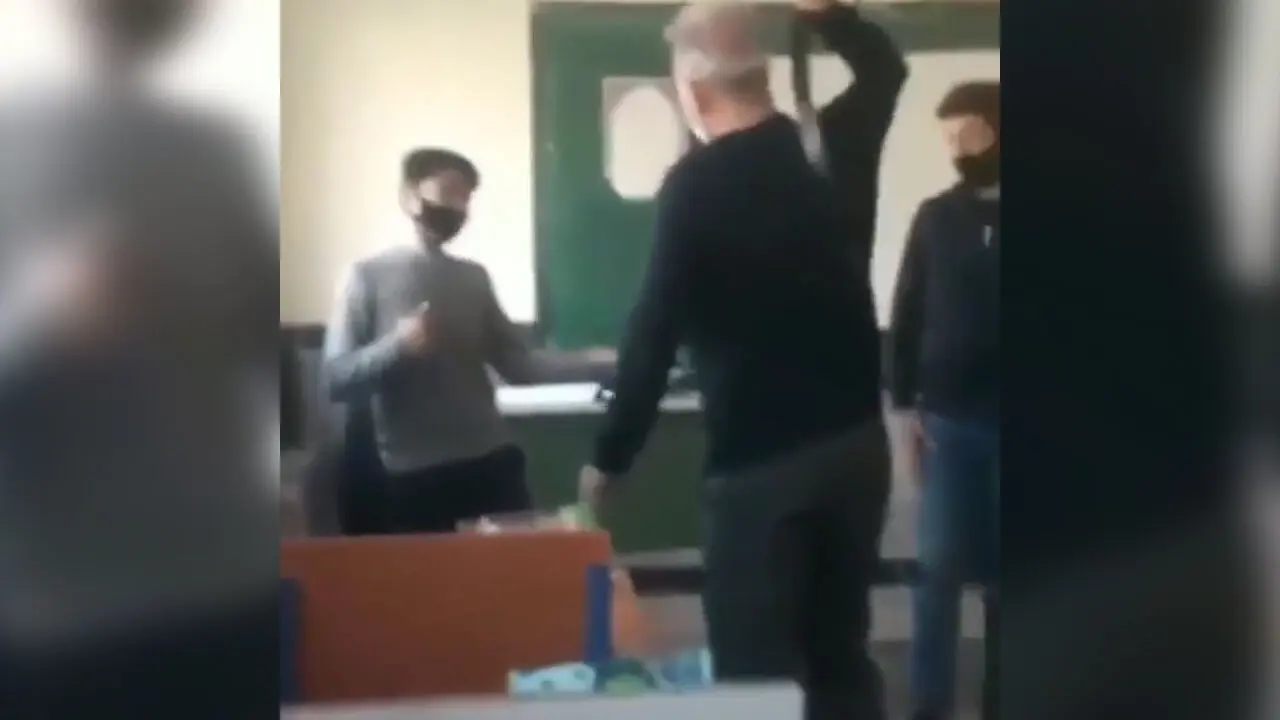 فیلم شلاق زدن 2 دانش آموز با کمربند توسط معلم در پلدشت ! 