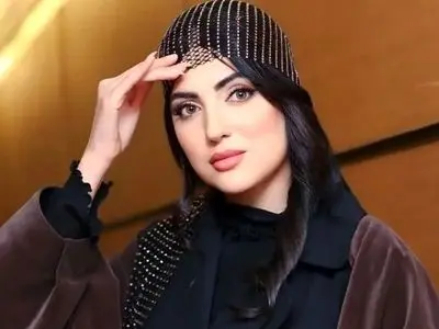 عکس هلیا امامی با بابانوئل و استقبال زودهنگام این هنرمند از سال نو میلادی / تیپ کریسمسی قرمز مشکی زده 