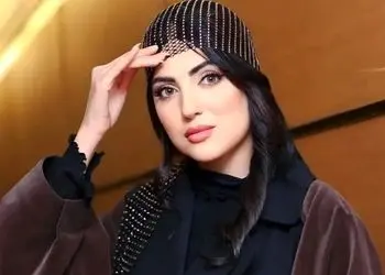 عکس هلیا امامی با بابانوئل و استقبال زودهنگام این هنرمند از سال نو میلادی / تیپ کریسمسی قرمز مشکی زده 