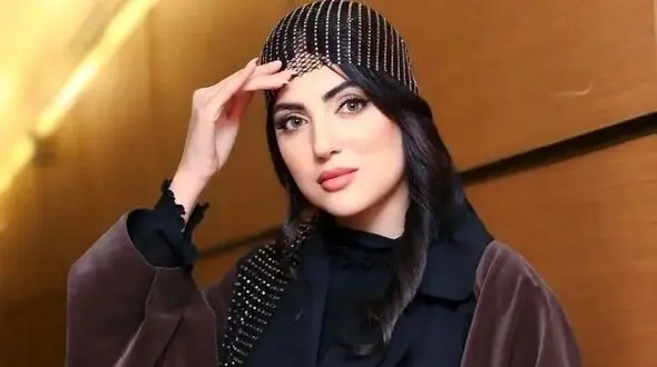 عکس هلیا امامی با بابانوئل و استقبال زودهنگام این هنرمند از سال نو میلادی / تیپ کریسمسی قرمز مشکی زده 