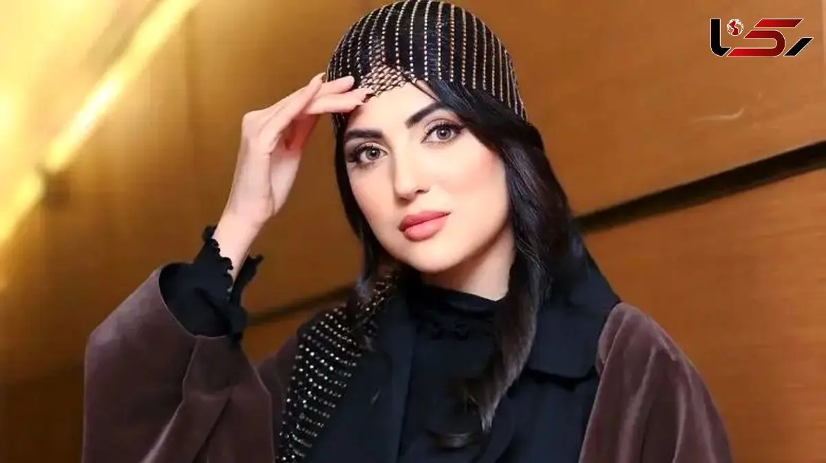 عکس هلیا امامی با بابانوئل و استقبال زودهنگام این هنرمند از سال نو میلادی / تیپ کریسمسی قرمز مشکی زده 