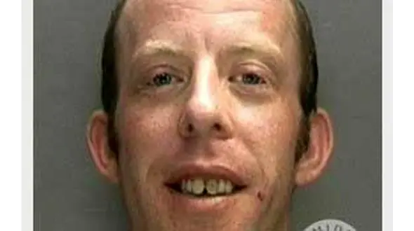 رفتار احمقانه شرور چاقو کش در برابر دوربین پلیس + عکس