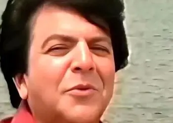 فیلم آواز شاد /  عباس قادری رقص کنان لب ساحل آهنگ میخونه ...