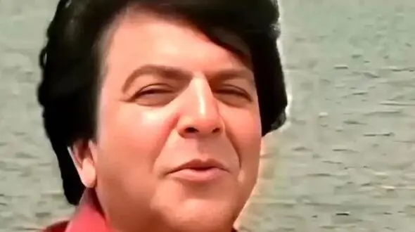 فیلم آواز شاد /  عباس قادری رقص کنان لب ساحل آهنگ میخونه