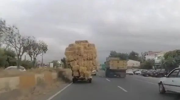 ببینید / اقدام عجیب راننده نیسان در رودسر / حمل غیراصولی بار