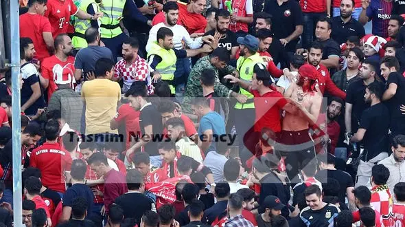 اولین عکس از کتک کاری خونین هواداران پرسپولیس در ورزشگاه آزادی  + جزییات