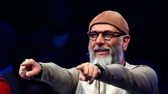 آواز خوانی باشکوه و زیبای محمد بحرانی، داور خوش انرژی برنامه صداتو در کنسرت محسن شریفیان/ صداش تو اجرای زنده معرکه است