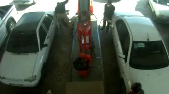 فیلم لحظه دستگیر شرور یاسوج / او در پمپ بنزین ضربات قمه جوانی از پای درآورد + عکس