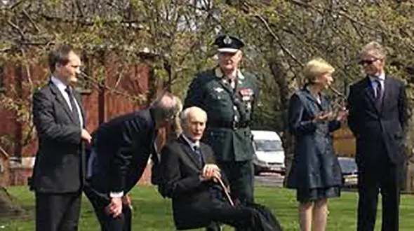 این مرد نگذاشت آلمان هیتلری صاحب بمب اتم شود + عکس 