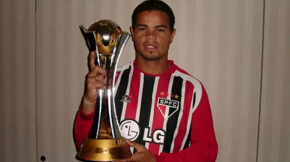 بازیکنی که مدالش را برای خرید مواد مخدر فروخت!