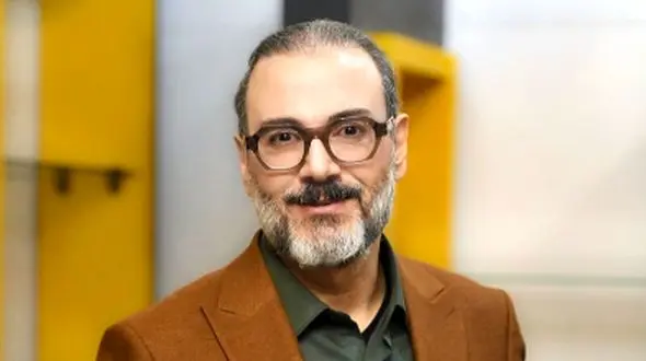 خوانندگی زنده علیرضا قربانی با حنجره جواهرینش: فکر زنجیری کنید ای عاقلان بوی گیسویی مرا دیوانه کرد، آشنا رویی مرا دیوانه کرد+فیلم