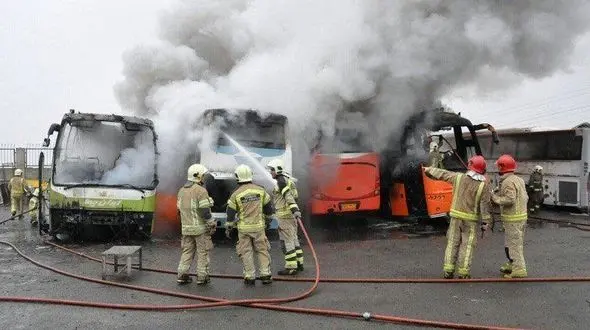 آتش گرفتن 4 دستگاه اتوبوس در جاده خاوران +عکس