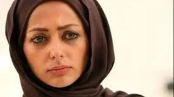 کلاه روسی و  لباس سرخ‌پوستی / نفیسه روشن با ترکیبی عجیب در اکران فیلم شاه نقش!