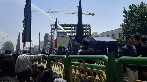 خنک شدن مردم در مراسم تشییع پیکر شهید سید ابراهیم رئیسی توسط ماشین ویژه آبپاش پلیس