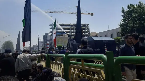 خنک شدن مردم در مراسم تشییع پیکر شهید سید ابراهیم رئیسی توسط ماشین ویژه آبپاش پلیس