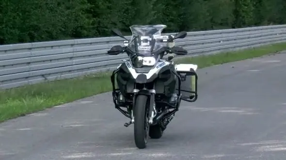 موتورسیکلت بدون راننده در خیابان ها ویراژ می دهد