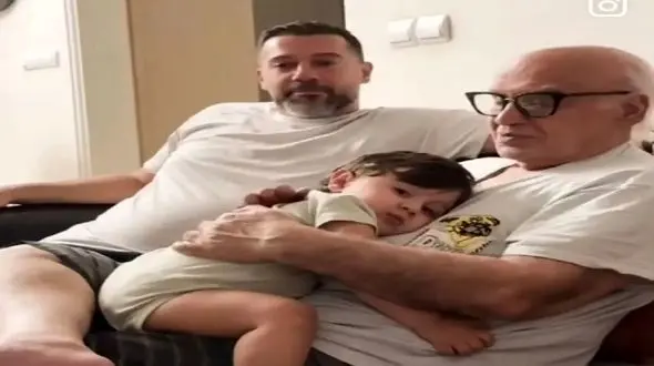 آواز شاد؛ برا بچه فینقیلی پیش پیش میگفتن بخوابه آهنگ پلی شد یهو پرید رقصید همه گرخیدن 