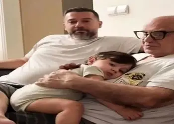 آواز شاد؛ برا بچه فینقیلی پیش پیش میگفتن بخوابه آهنگ پلی شد یهو پرید رقصید همه گرخیدن 