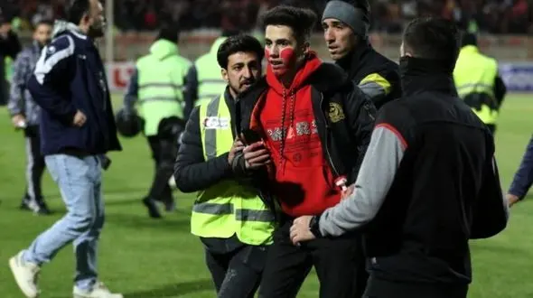 هجوم پرتعداد طرفداران تراکتور به زمین/ جیمی جامپ های ورزشگاه یادگار+ تصاویر