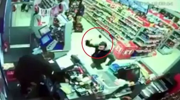 فیلم حمله سارق با تبر به یک فروشگاه + تصاویر