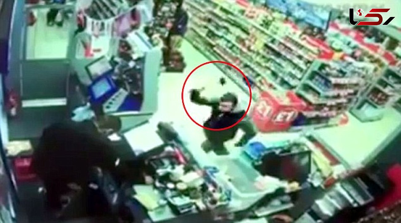 فیلم حمله سارق با تبر به یک فروشگاه + تصاویر
