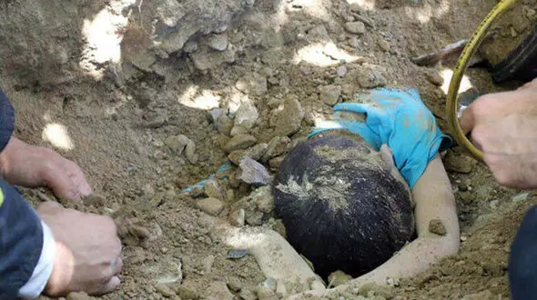 زنده به گور شدن کودک مشهدی هنگام بازی ! + عکس دلخراش