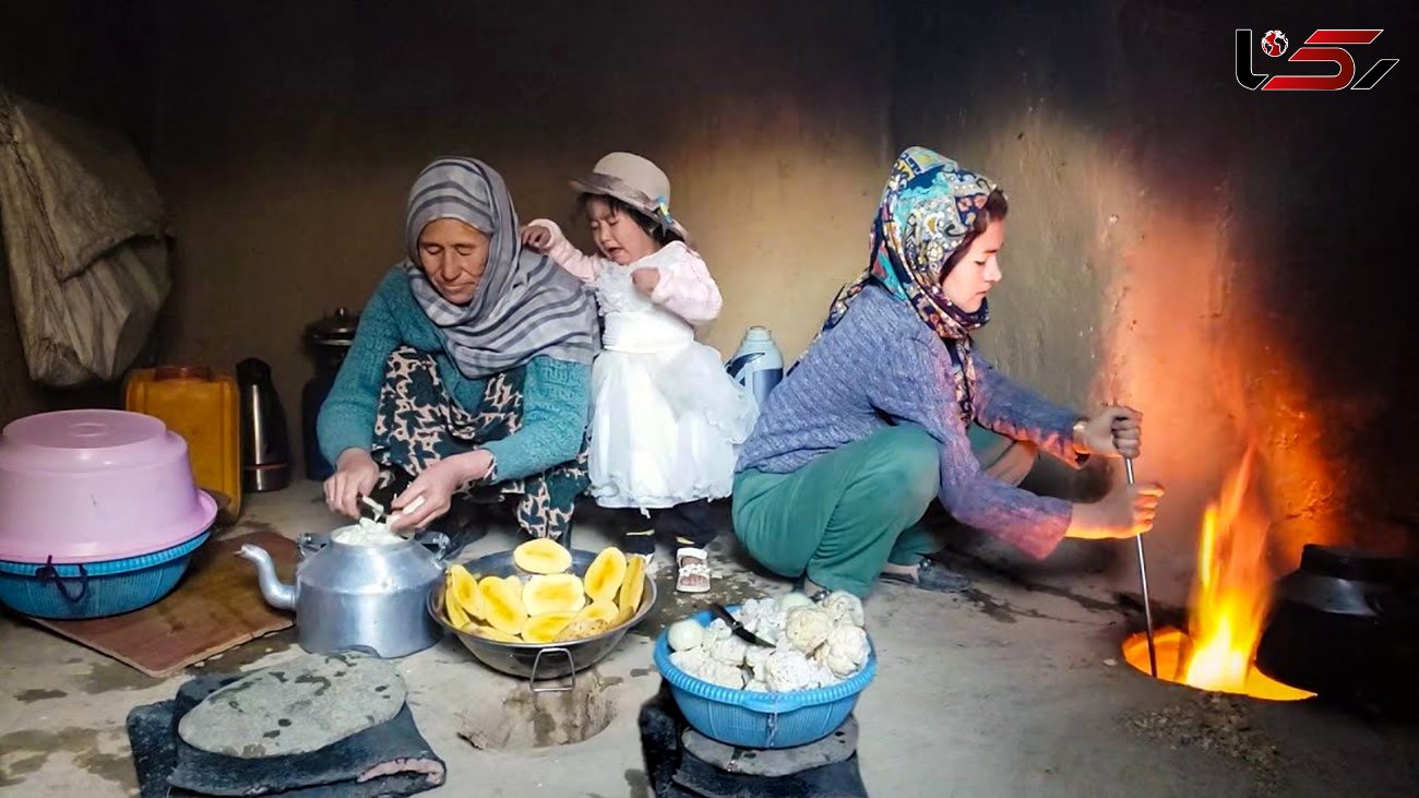 فیلم/ پخت گل کلم و سیب زمینی در تنور توسط دو بانوی روستایی 
