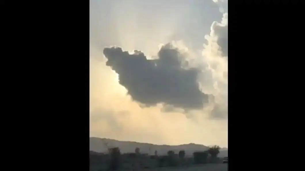 فیلم استثنایی از نقشه ایران در بین ابرها در آسمان هرمزگان