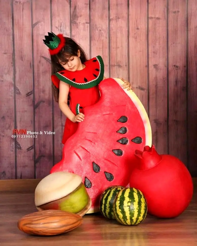 ژست عکس یلدا کودک | ژست عکس شب یلدا 1404 برای کودکان دخترانه و پسرانه آتلیه ای و در خانه