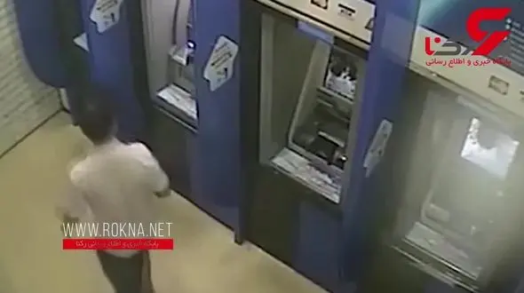 لحظه حمله یک مرد عصبانی به خودپرداز های بانک+فیلم