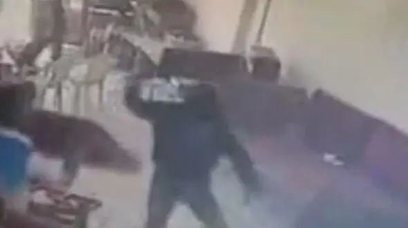 فیلم / حمله سیاهپوشان نقابدار به یک قهوه خانه در بابل+عکس