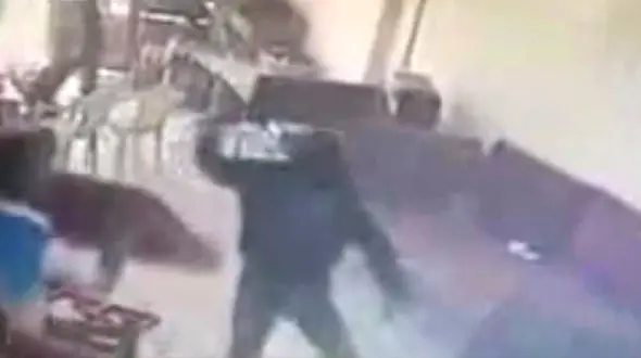 فیلم / حمله سیاهپوشان نقابدار به یک قهوه خانه در بابل+عکس