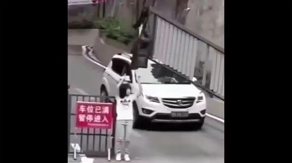 ببینید / بی‌ دقتی دختر جوان در چین / از دست دادن عجیب کاپشن وسط هوای سرد! + فیلم