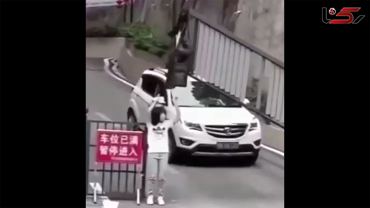 ببینید / بی‌ دقتی دختر جوان در چین / از دست دادن عجیب کاپشن وسط هوای سرد! + فیلم