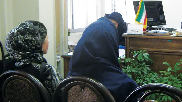 کتک زدن زن خارجی یک بازرگان در تهران / او هم نمی دانست پنهانی زن دوم مرد ایرانی شده است+عکس