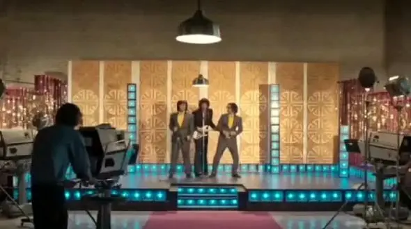 آواز شاد؛ بهرام افشاری با دوقلوها کنسرت گذاشته با اون قد بلندش چه رقص میره