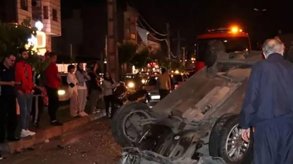 واژگونی خودرو مبحوس شدن سرنشینان را به دنبال داشت / امکان آتش گرفتن خودرو وجود داشت + تصاویر