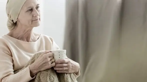 این زن ناشر دارد از سرطان جان می دهد از بس داروها گران است / حکم مرگ برای قشر متوسط به جرم بیماری 
