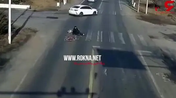 دوچرخه سوار تنبل نزدیک بود سرش را در حادثه ای وحشتناک از دست بدهد +فیلم / چینی