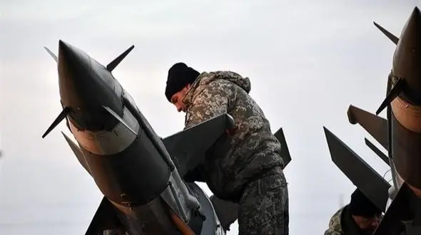 فیلم / ایران در کدام کشورها کارخانه ساخت تسلیحات نظامی راه‌اندازی کرده؟ /  وزیر دفاع پاسخ می‌دهد  ...