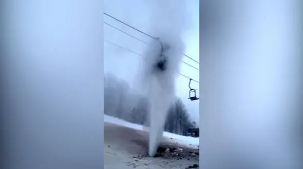 فیلم ترکیدن لوله آب / تلسکی سواران گرفتار خیس شدند