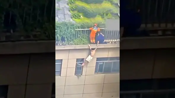 ببینید / نجات معجزه آسای یک جوان که از آپارتمان 5 طبقه آویزان شده بود! 