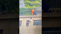 ببینید / نجات معجزه آسای یک جوان که از آپارتمان 5 طبقه آویزان شده بود! 