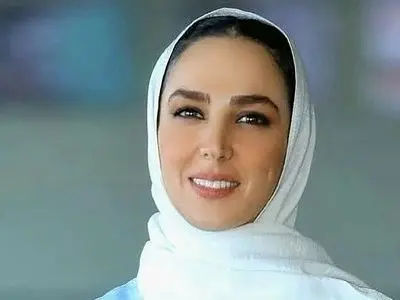 فیلم / نگاهی به چیدمان عروسکی و خوشرنگ خانه  سوگل طهماسبی بازیگر سریال ساهره ! / از فرش ایرانی فیروزه ای رنگ تا میلمان خوشرنگ با میزناهارخوری و کنسول گوشه پذیرایی اش