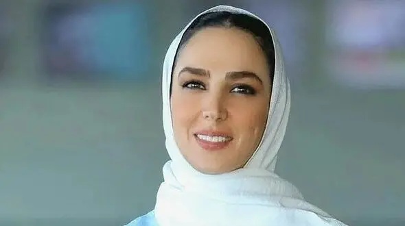 فیلم / نگاهی به چیدمان عروسکی و خوشرنگ خانه  سوگل طهماسبی بازیگر سریال ساهره ! / از فرش ایرانی فیروزه ای رنگ تا میلمان خوشرنگ با میزناهارخوری و کنسول گوشه پذیرایی اش