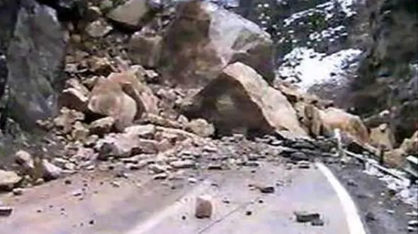  ریزش کوه در محور پلدختر - خرم‌آباد 