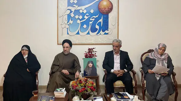 سید محمد خاتمی: از جامعه‌ی عفیف حمایت می‌کنیم/ عفت با حجاب یکی نیست