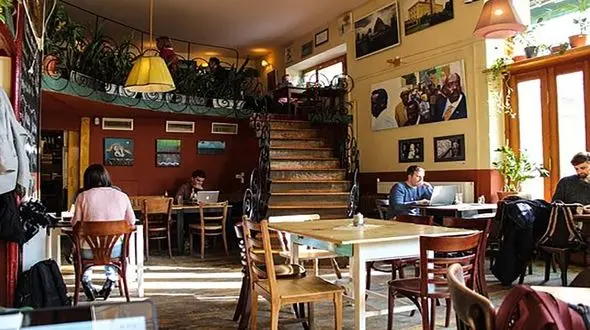 ایده خنده دار یک کافه دار برای جلب مشتری + فیلم 